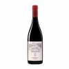 Bottiglia di Pinot Nero DOP Pernero Travaglino 2023, rosso rubino, profumo di frutti rossi, ideale con antipasti.